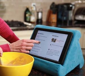 Support  multi-angle Flippy pillow  pour iPad, tablettes, liseuses, smartphones, livres et magazines ...