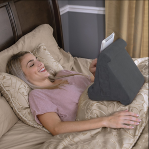 Support  multi-angle Flippy pillow  pour iPad, tablettes, liseuses, smartphones, livres et magazines ...